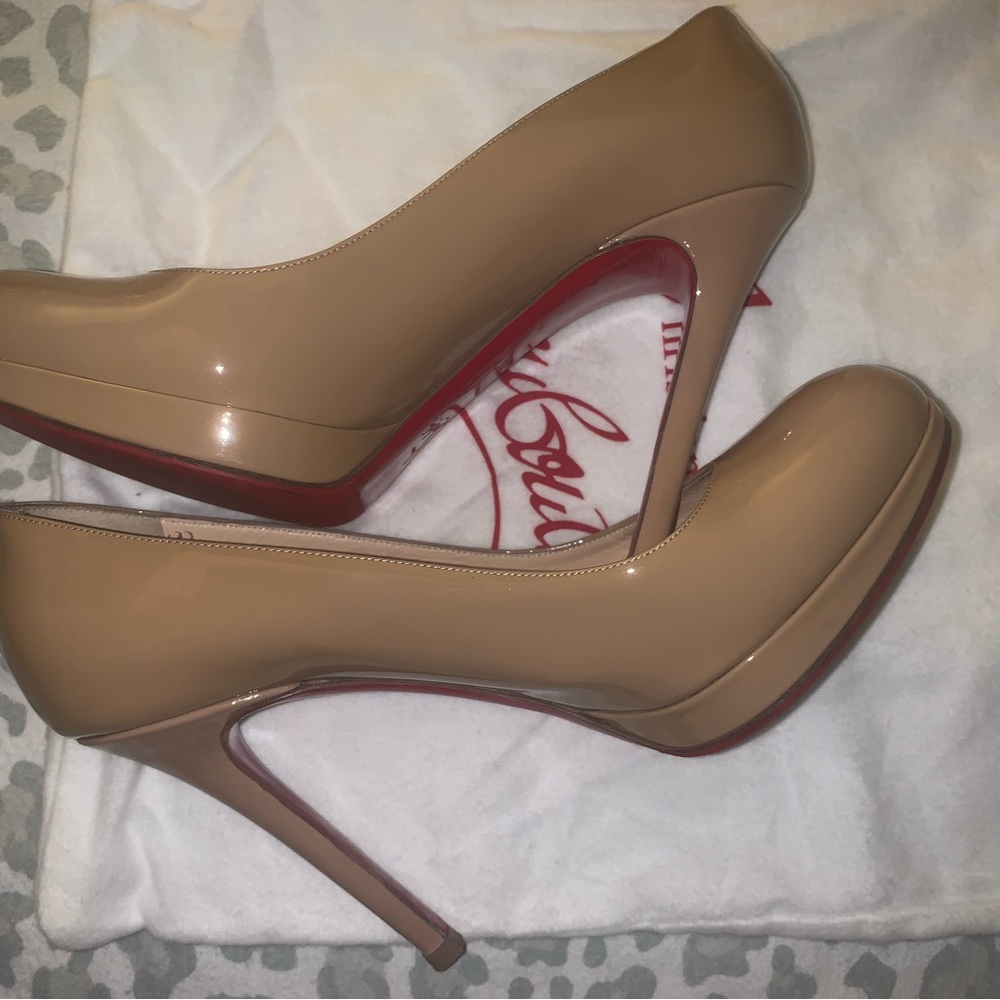 CHRISTIAN LOUBOUTIN
Patent Leather Pumps - Picture 4 of 6